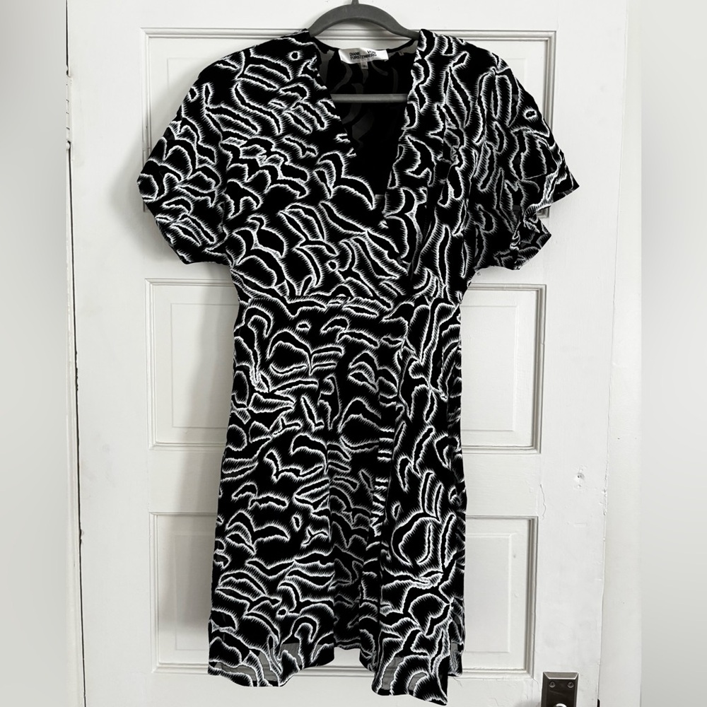 Diane Von Furstenberg Black and White Abstract Mini Dress. Size 2.